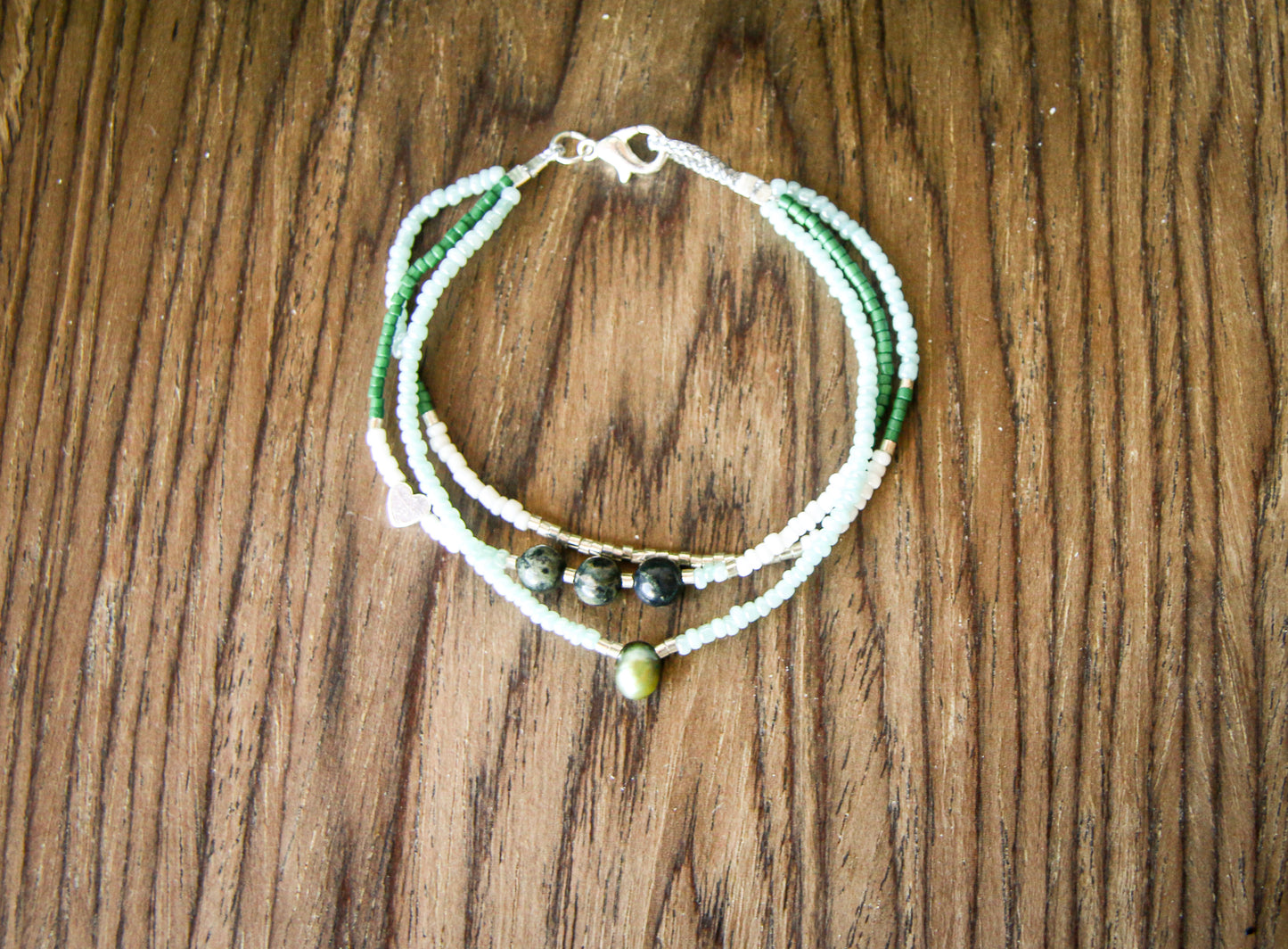 Kambaba jaspis 3 strengs armbånd med seed beads og en grøn ferskvandsperle