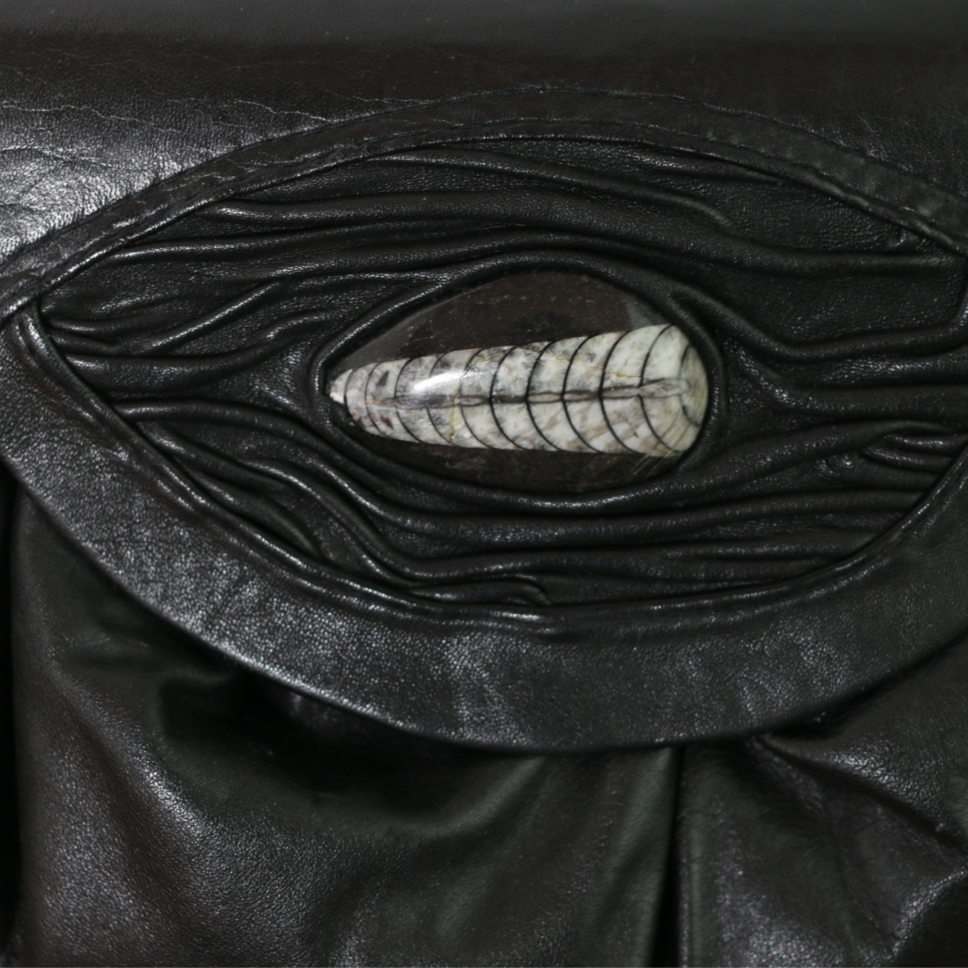 Bæltestedet sort læder Cross body taske med et sprutte fossil